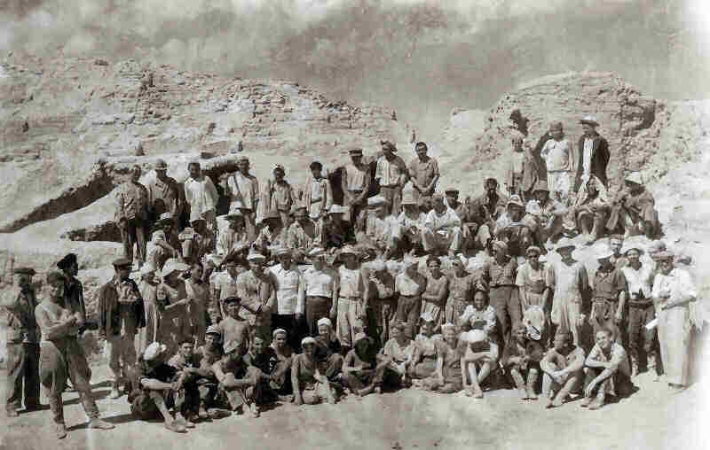 Topraq Qala excavation team