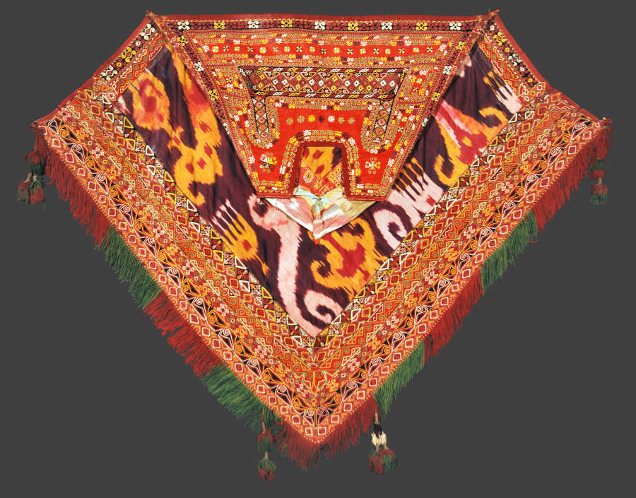Qizil kiymeshek with a sari adras quyriq