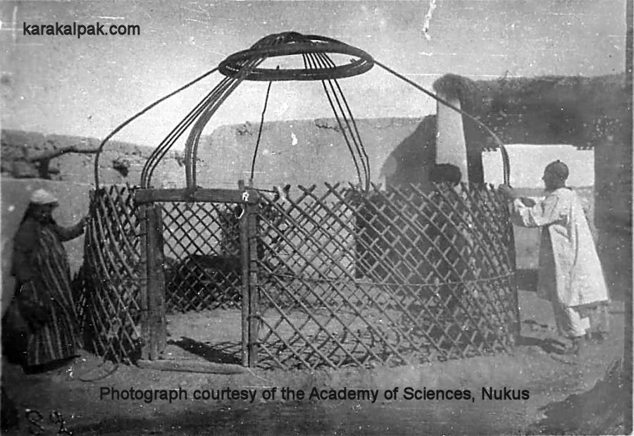 Photo of the erection of a Karakalpak yurt by Melkov's expedition